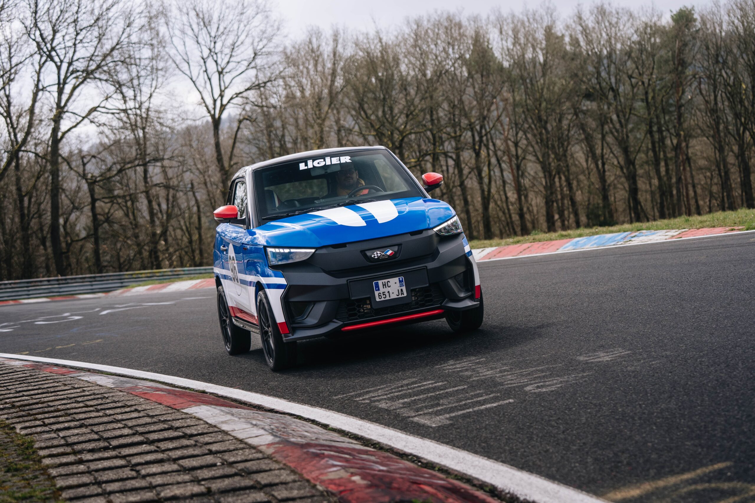 Ligier JS50 : temps record de 27 min 55 s au Nürburgring pour la voiture sans permis électrique