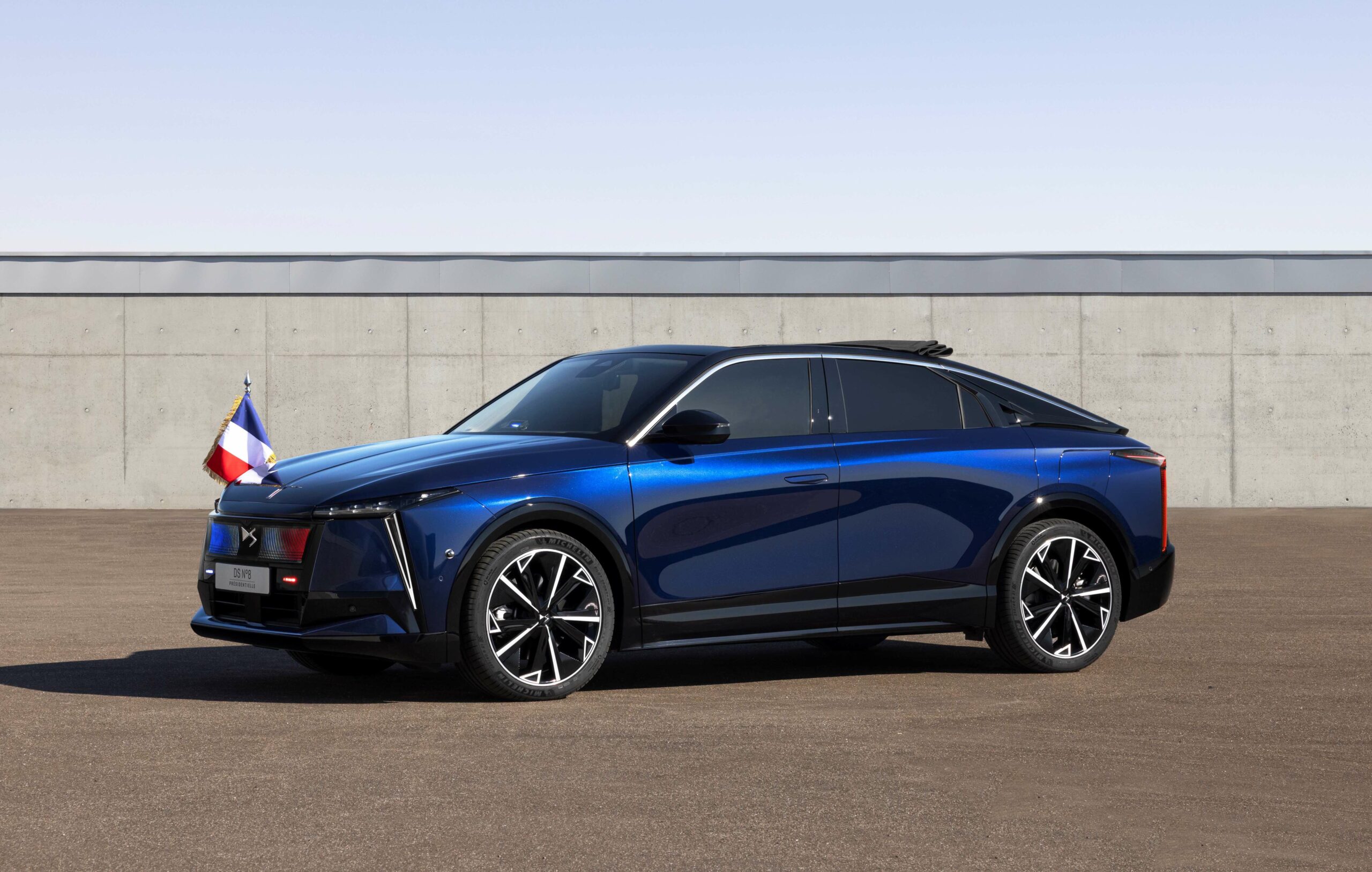 DS N°8 Présidentielle : Emmanuel Macron, premier président au monde à rouler en voiture 100% électrique
