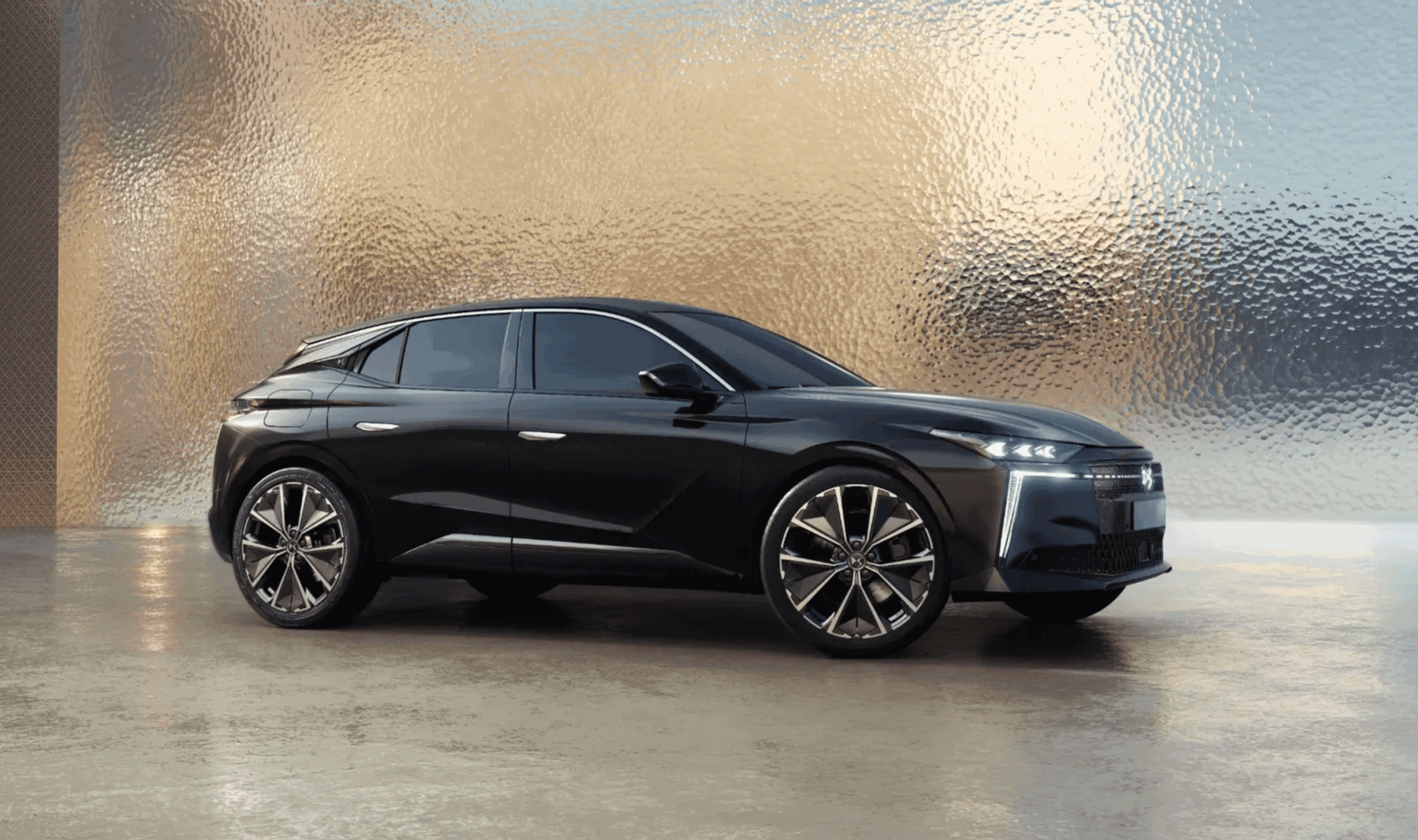 DS N°4 : restylage avec une version E-Tense 100% électrique