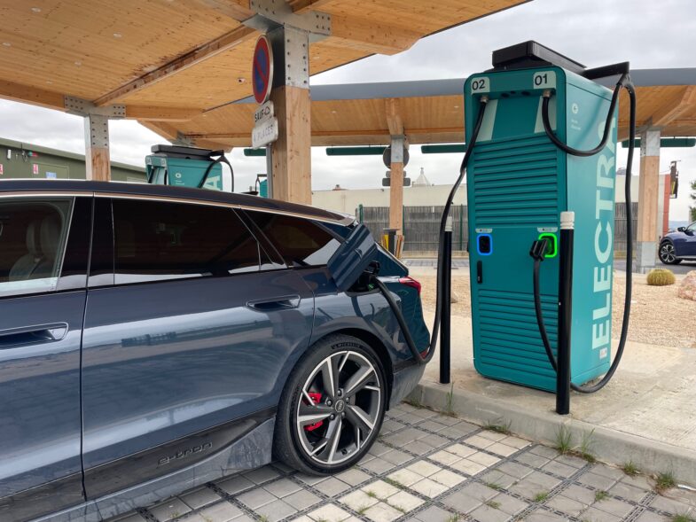 étude voitures électriques BEV cabinet Deloitte 2035 voitures électriques ventes voitures électriques Europe 2025 BYD Tesla Renault DS Automobiles ACEA bornes de recharge voitures électriques A89