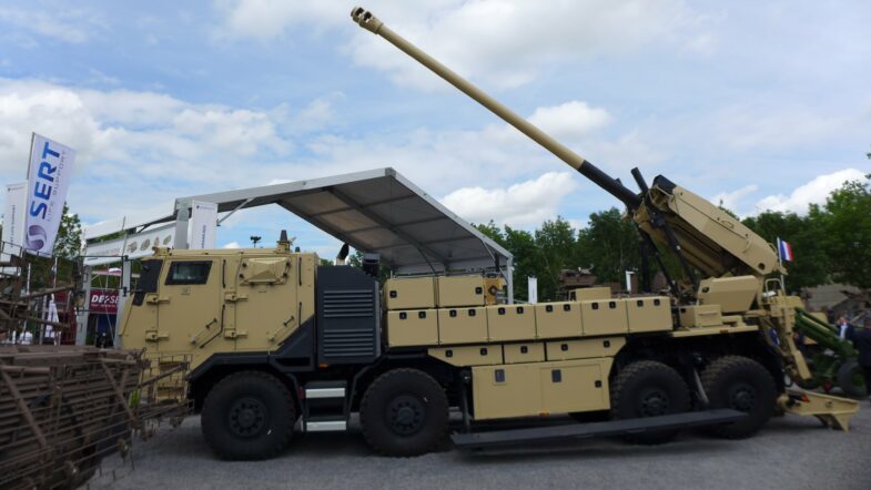 défilé du 14 juillet armée française char Leclerc canon CAESAR