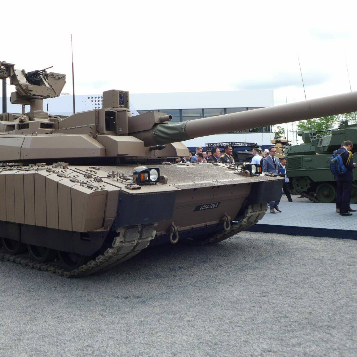 défilé du 14 juillet armée française char Leclerc canon CAESAR