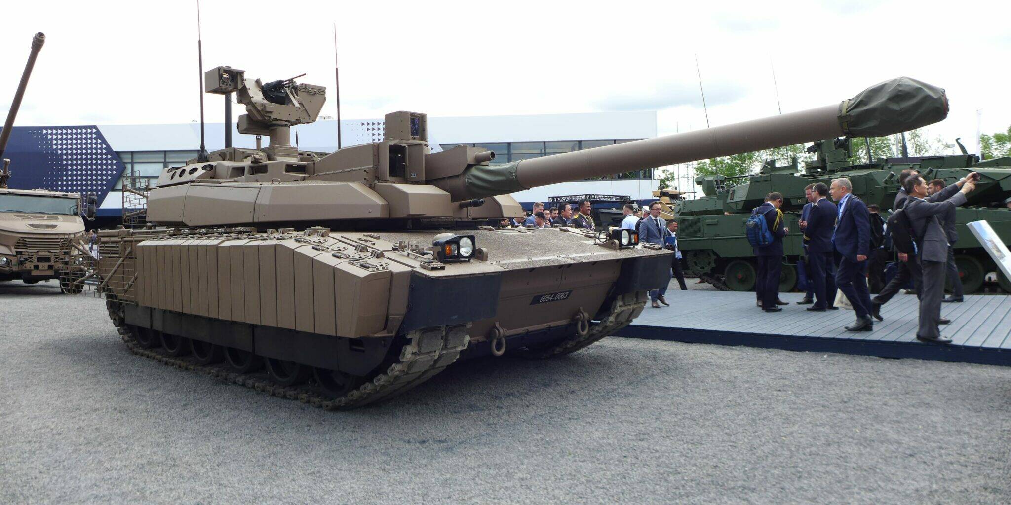défilé du 14 juillet armée française char Leclerc canon CAESAR