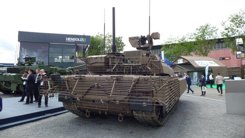 défilé du 14 juillet armée française char Leclerc canon CAESAR
