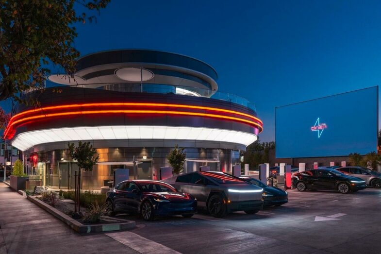 Tesla Diner Elon Musk voiture électrique drive-in