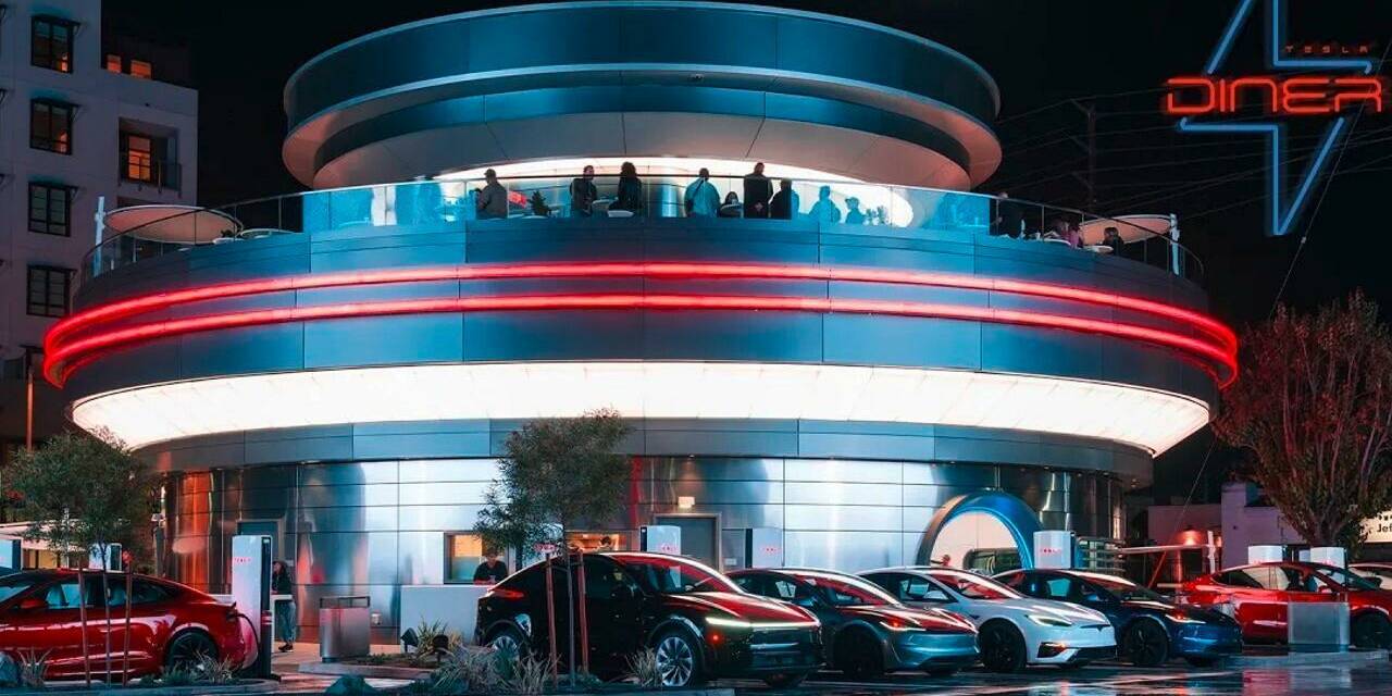 Tesla Diner Elon Musk voiture électrique drive-in