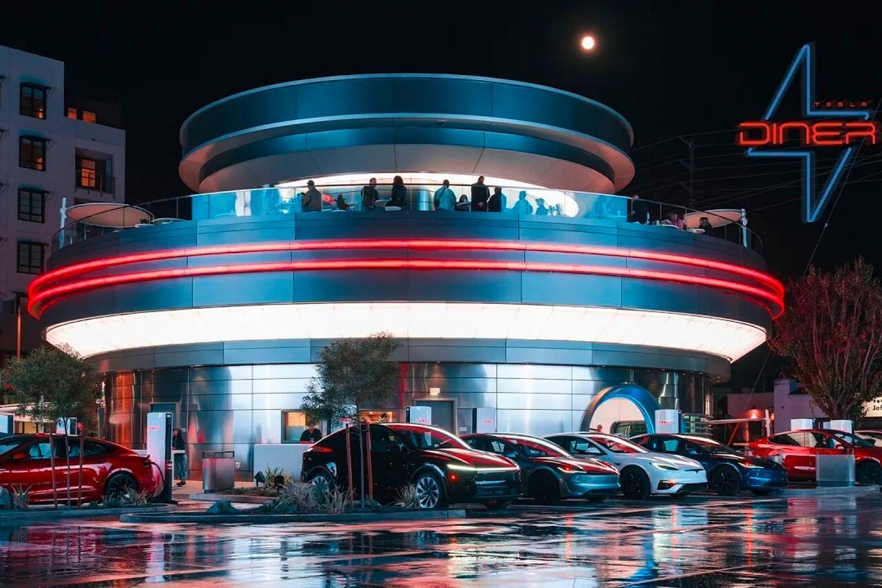 Tesla Diner Elon Musk voiture électrique drive-in