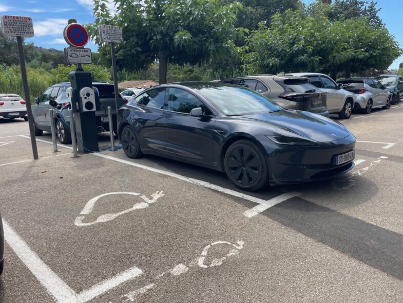 chassé-croisé Peugeot Stellantis voiture électrique Alexandre Astier voitures thermiques voitures électriques