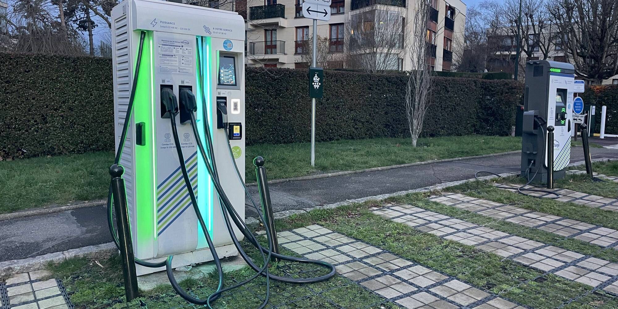 voitures électriques vols câbles bornes de recharge