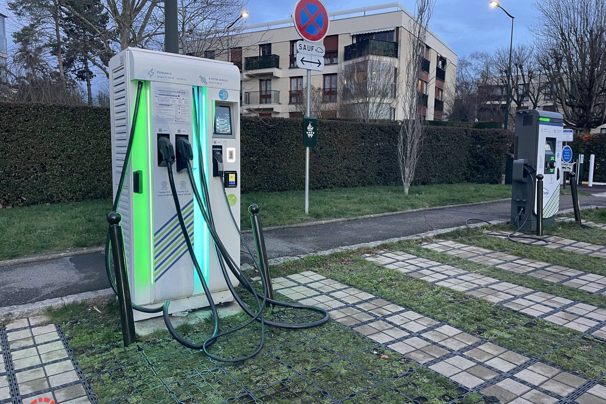 voitures électriques vols câbles bornes de recharge