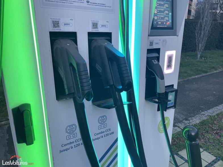 vol câbles de recharge bornes de recharge voitures électriques