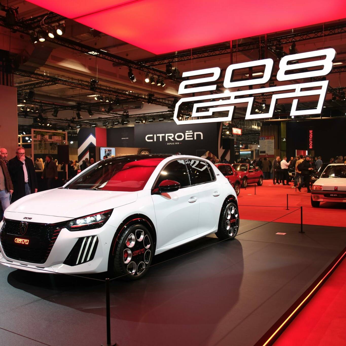 Peugeot 208 e-GTi Peugeot 205 GTI T16 Rétromobile