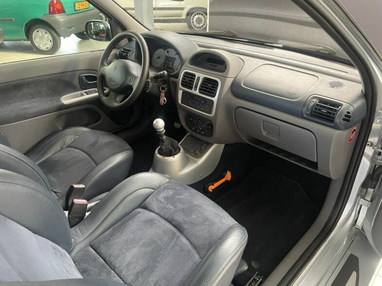 Renault Clio V6 youngtimer