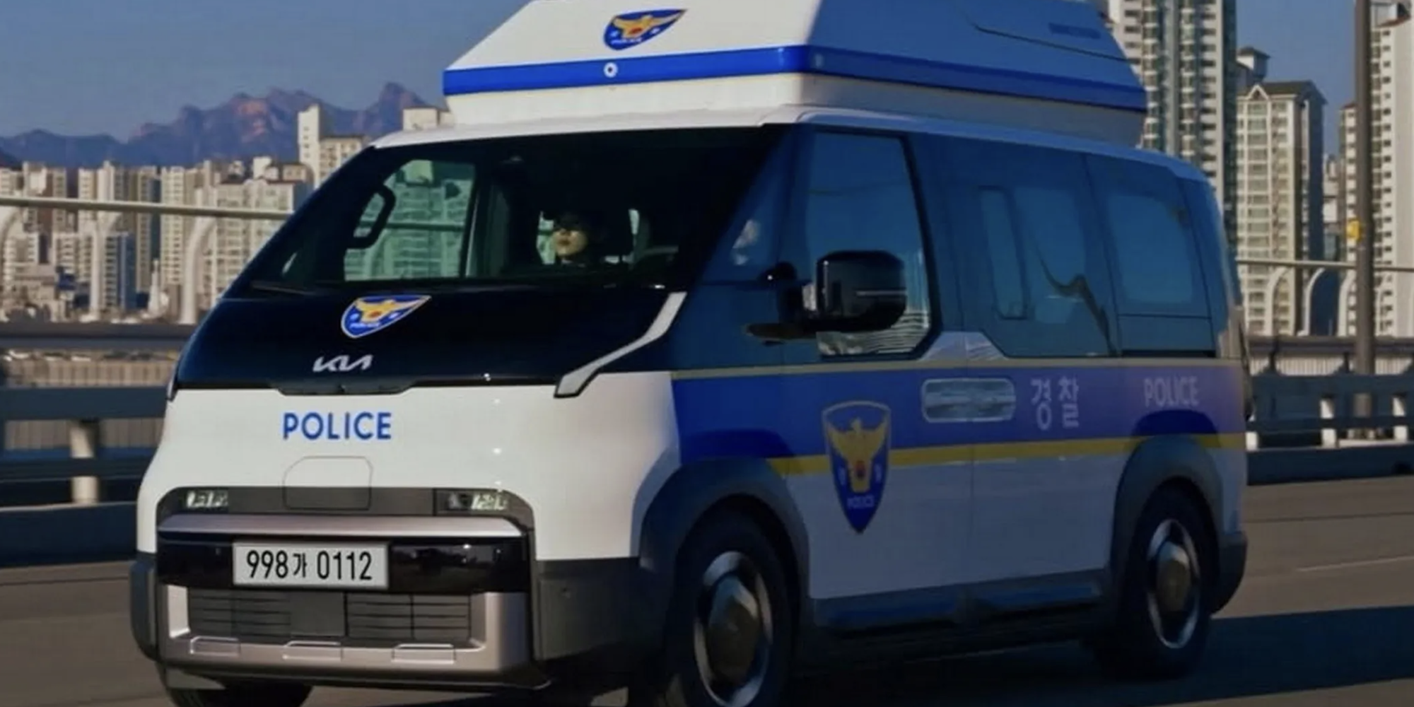 Kia PV5 véhicule de police électrique IA drone