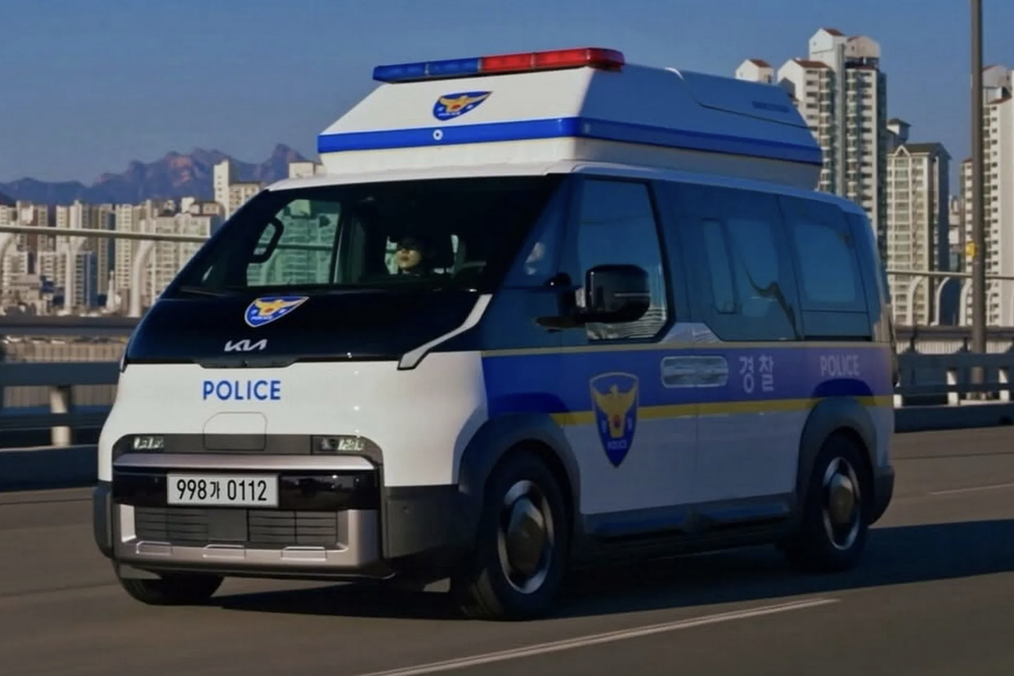 Kia PV5 véhicule de police électrique IA drone