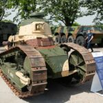 défilé militaire 14 juillet armée française char Renault FT