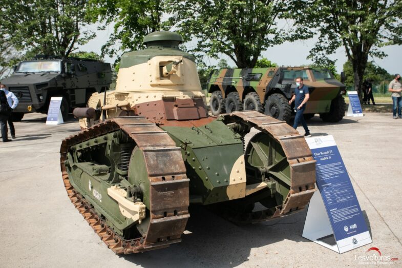 défilé militaire 14 juillet armée française char Renault FT