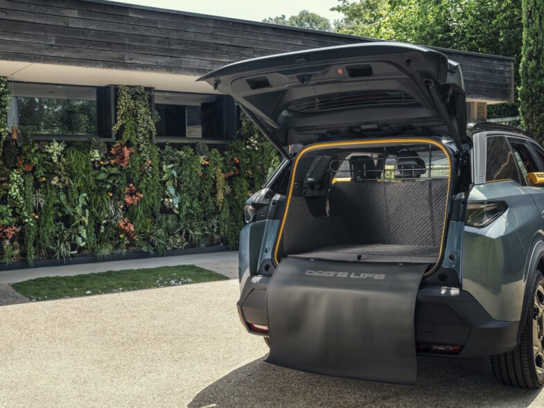 Peugeot e-5008 Dog Edition Concept