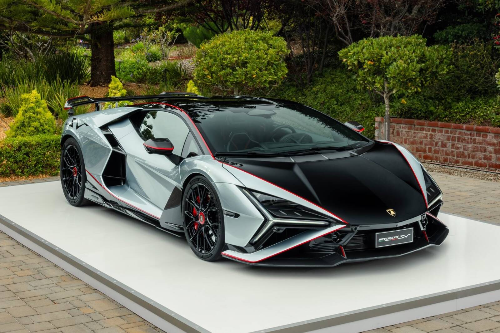Lamborghini Revuelto SV