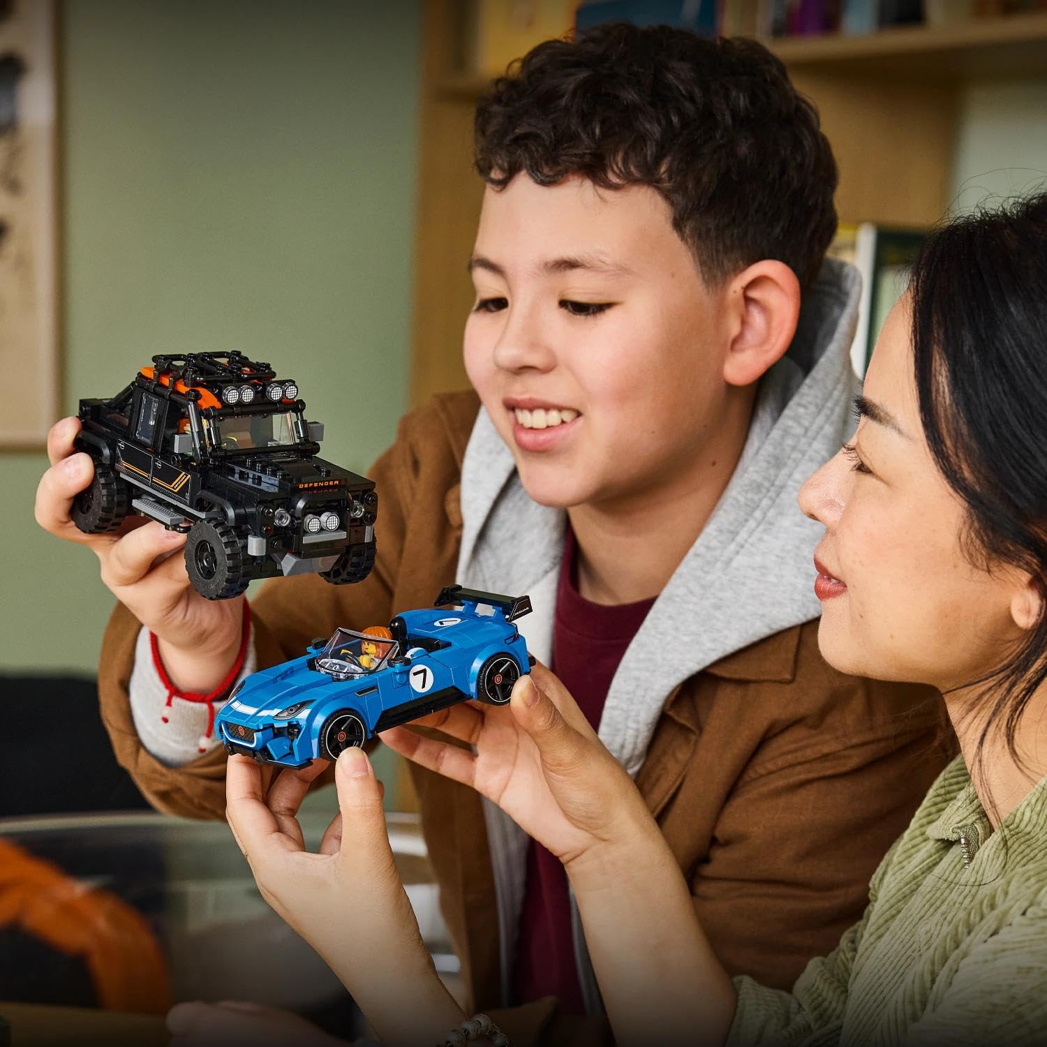 Coffret de jeu LEGO Speed Champions Jaguar Land Rover avec deux minifigurines – vue 2