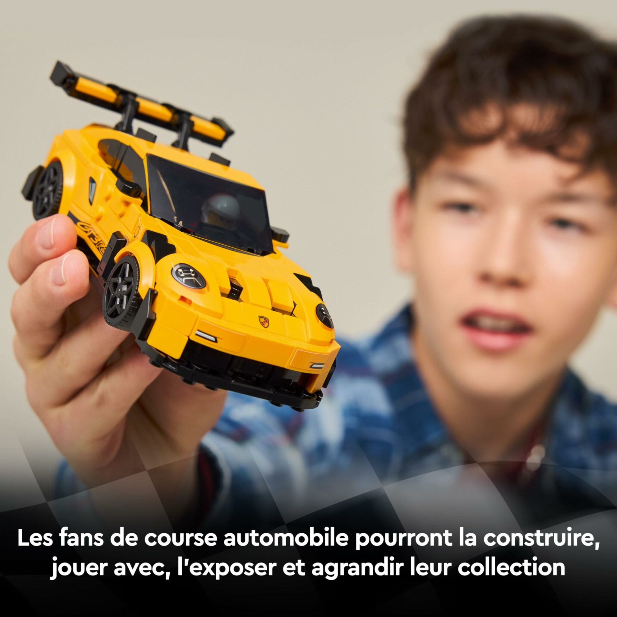 Maquette de voiture LEGO Porsche 911 GT3 RS avec pilote – vue 3