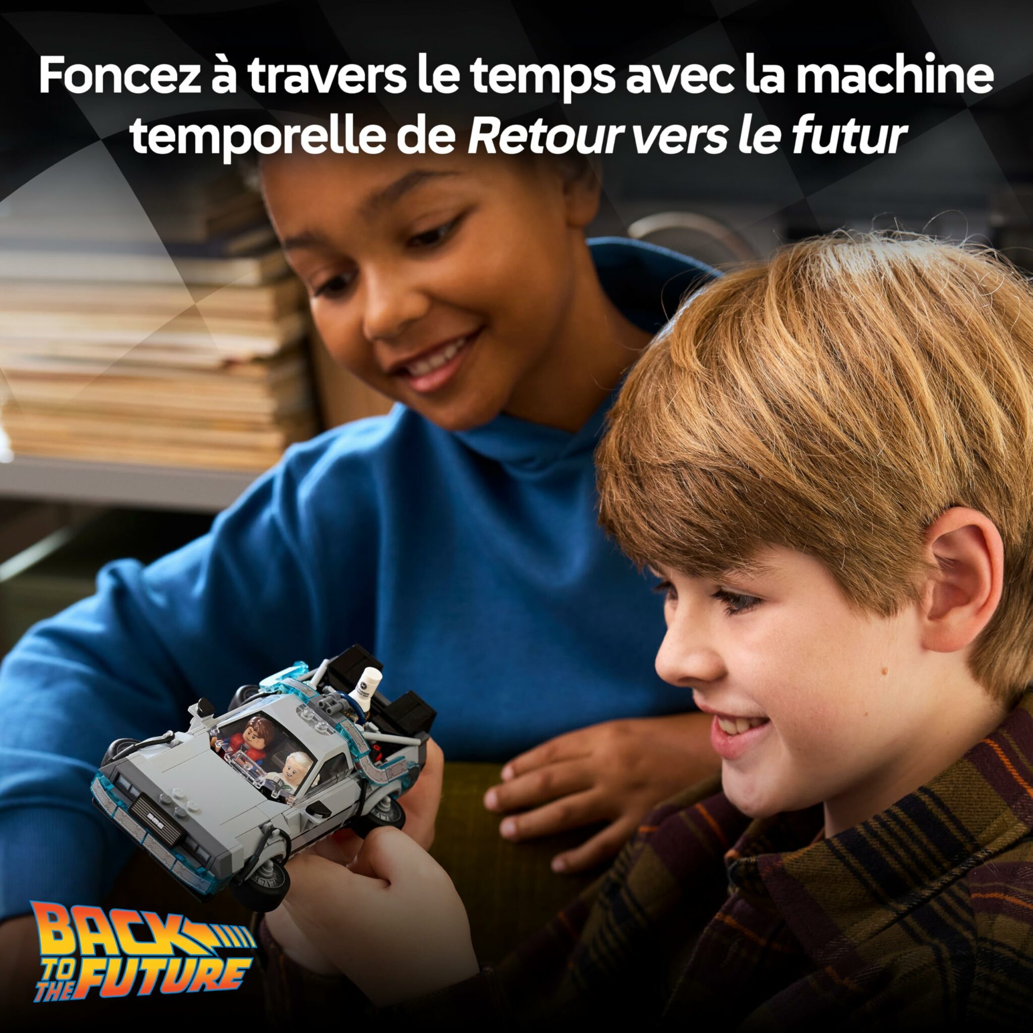 Maquette de voiture LEGO Retour vers le futur avec figurines Doc et Marty – vue 2