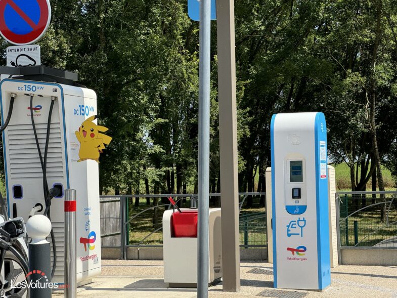 vol câbles de recharge bornes de recharge voitures électriques