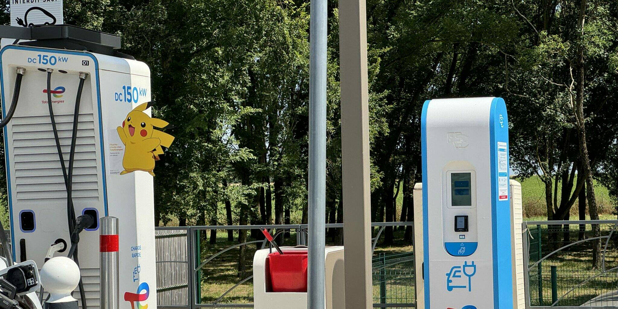 vol câbles de recharge bornes de recharge voitures électriques