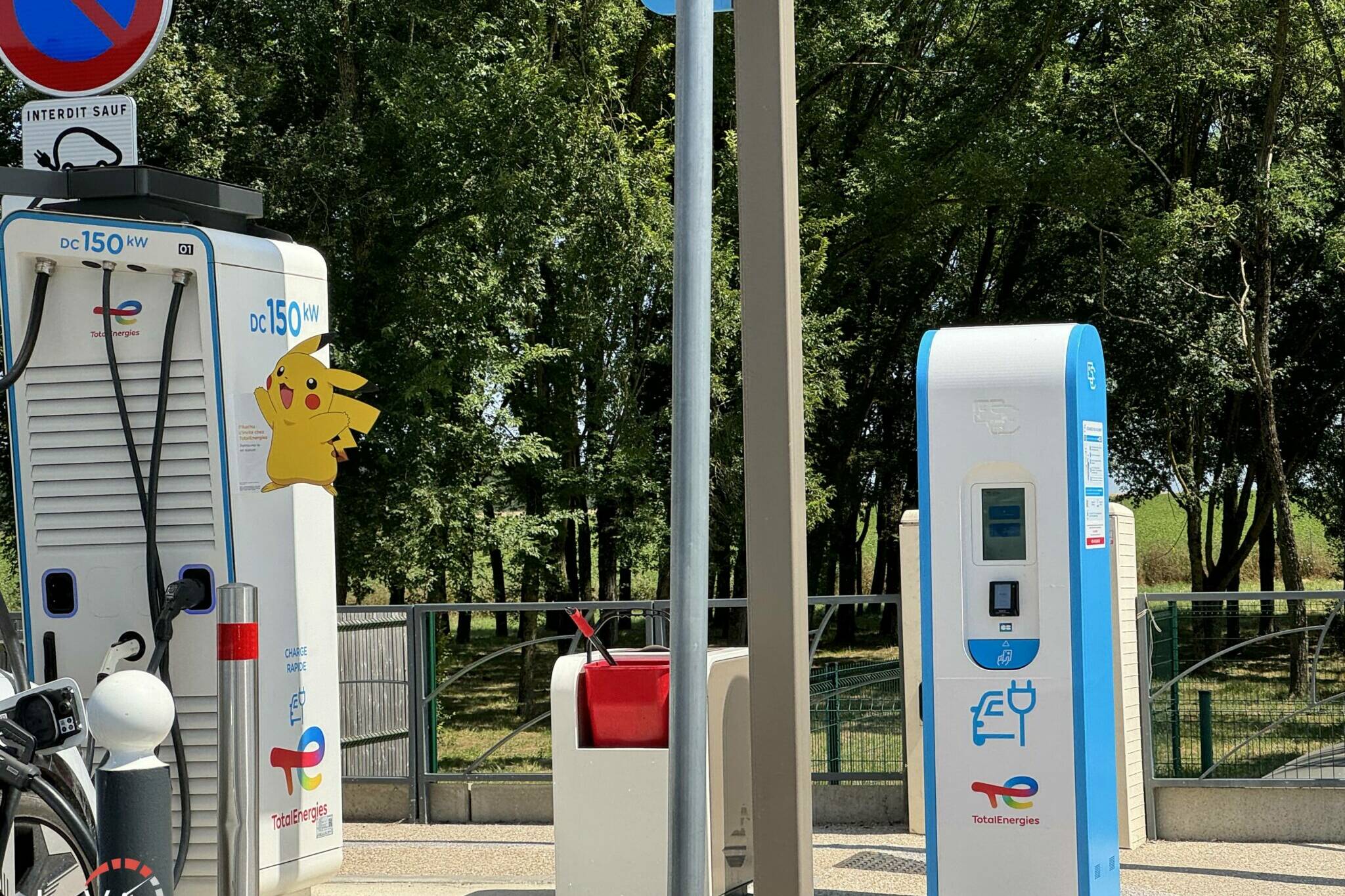 vol câbles de recharge bornes de recharge voitures électriques