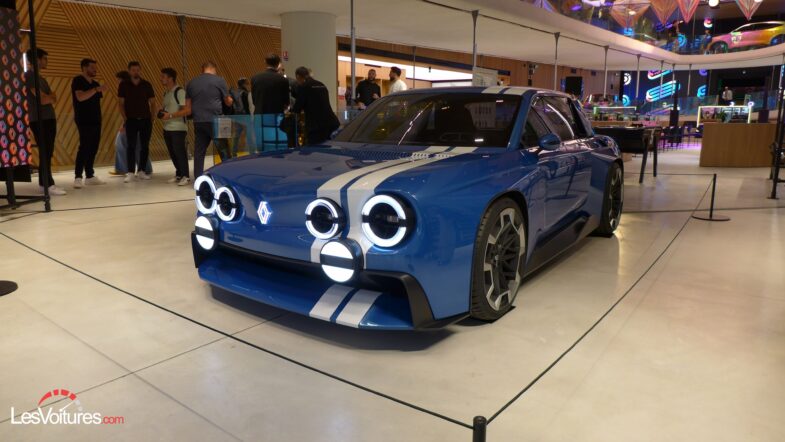 Renault 8 Gordini Concept Mondial de l'Auto Défilé Renault Paris