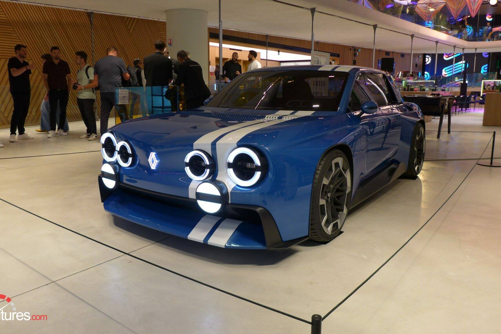 Renault 8 Gordini Concept Mondial de l'Auto Défilé Renault Paris
