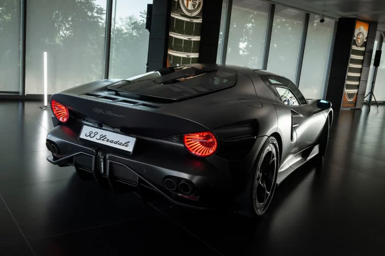 Alfa Romeo 33 Stradale Perla Nera